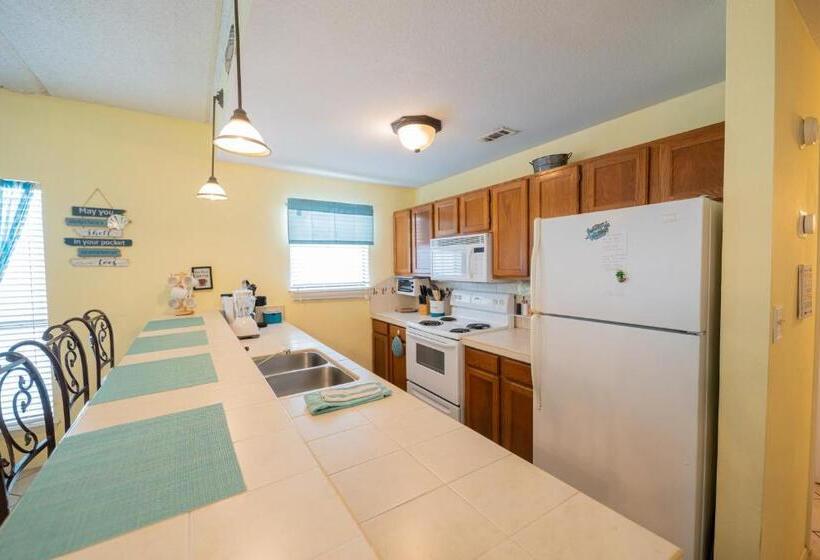 South Padre Island Condo Is Walking Distance To The Beach, Sleeps 6, Third Floor, 2024 Traveler Awar