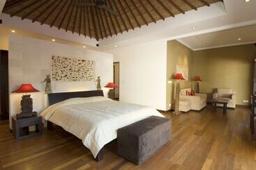 Ellora Villas