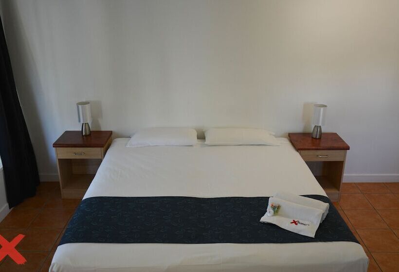 Base Airlie Beach Resort   Hostel