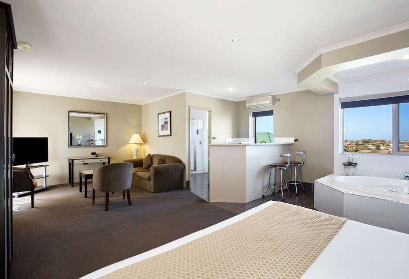 هتل Comfort Inn On Raglan