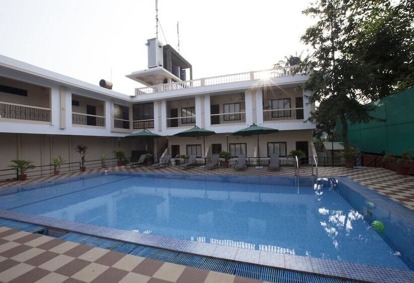 هتل Serenity By The Sea Beach Resort