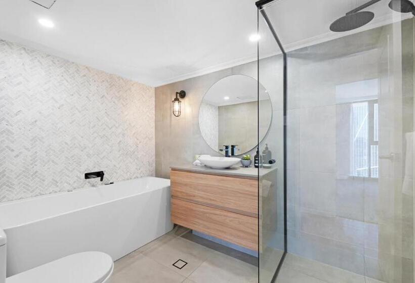 هتل Surfers Aquarius On The Beach