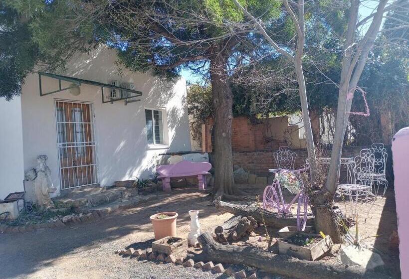 بنسيون The Old Watchmakers Guest House