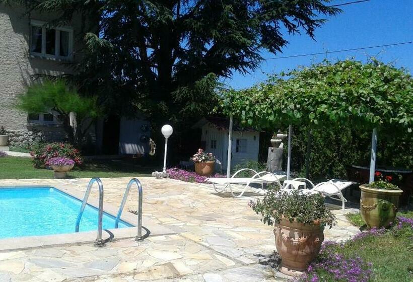 مبيت وإفطار Domaine De Lazuel