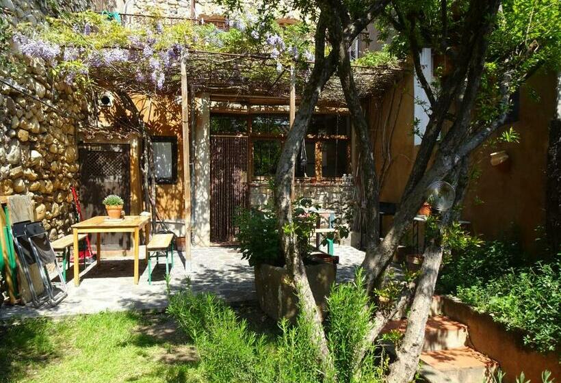 Les Magranes Bed & Breakfast