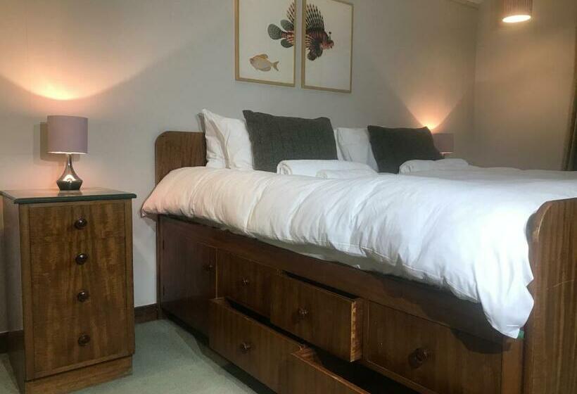 بنسيون Macaulay Farm Lodge