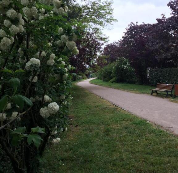تختخواب و صبحانه Les Camélias