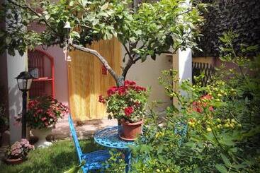 تختخواب و صبحانه My Little Garden
