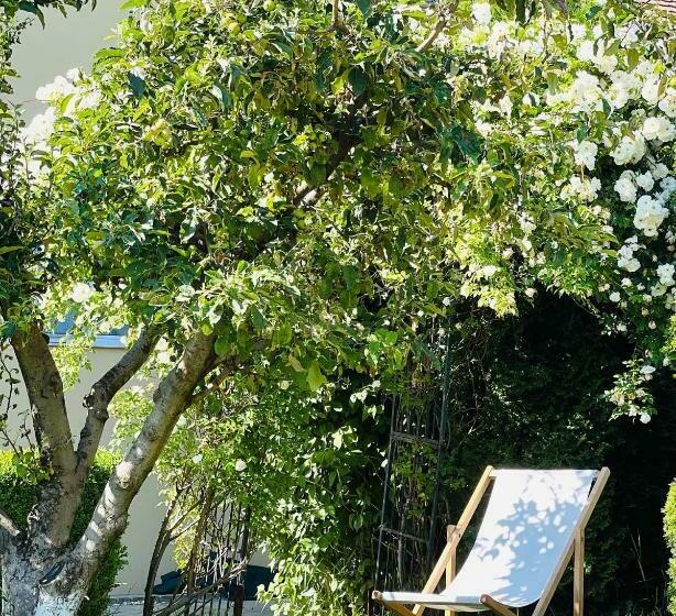 پانسیون Orchard Villa