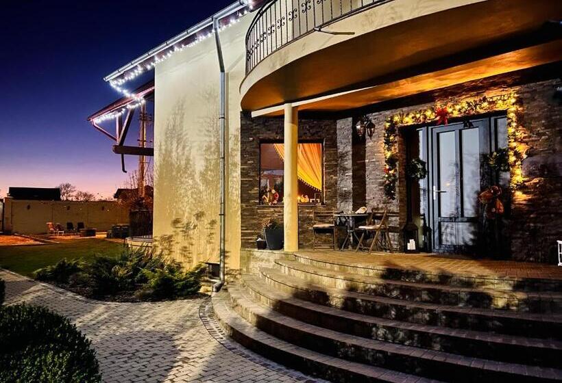پانسیون Orchard Villa