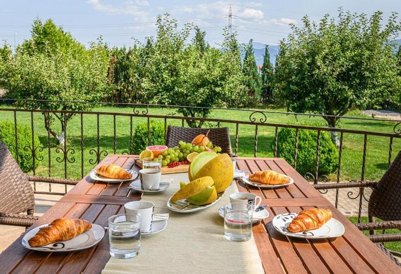 پانسیون Orchard Villa
