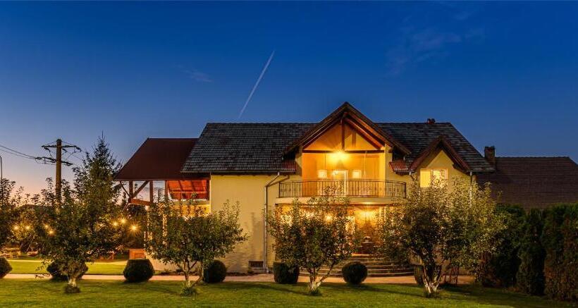 پانسیون Orchard Villa