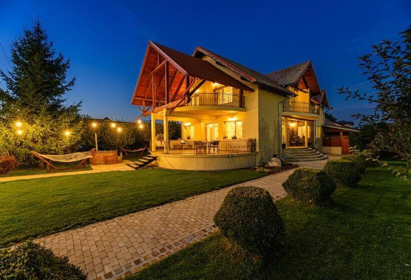 پانسیون Orchard Villa
