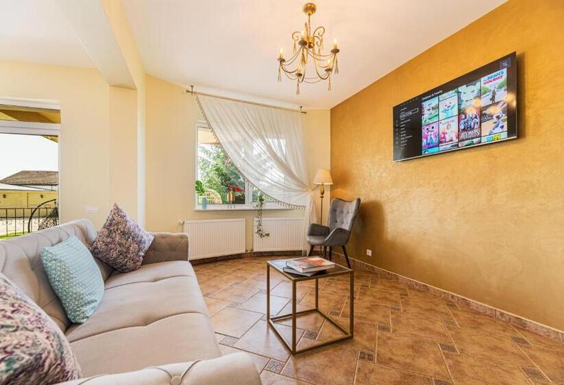 پانسیون Orchard Villa