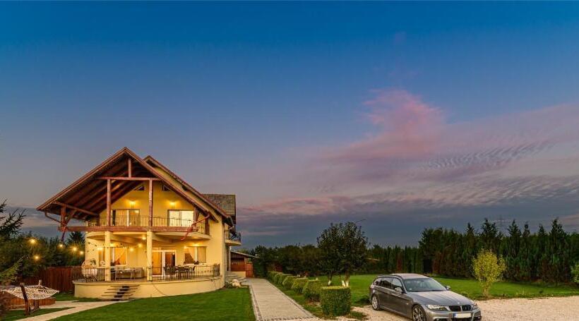پانسیون Orchard Villa