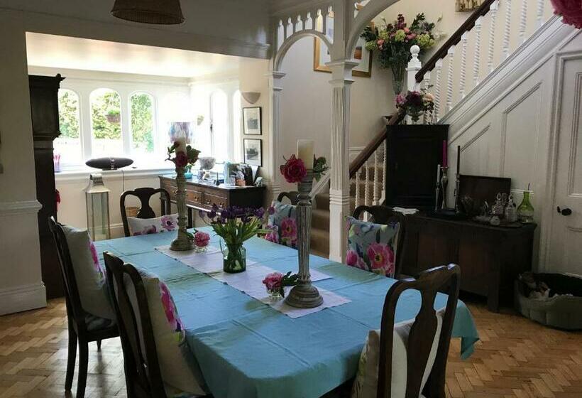 تختخواب و صبحانه Coombe Lodge Farm House