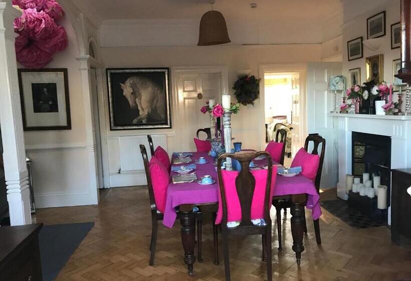 تختخواب و صبحانه Coombe Lodge Farm House