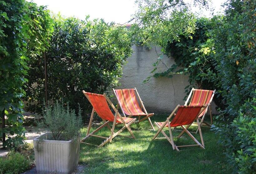 تختخواب و صبحانه La Maison Des Invites
