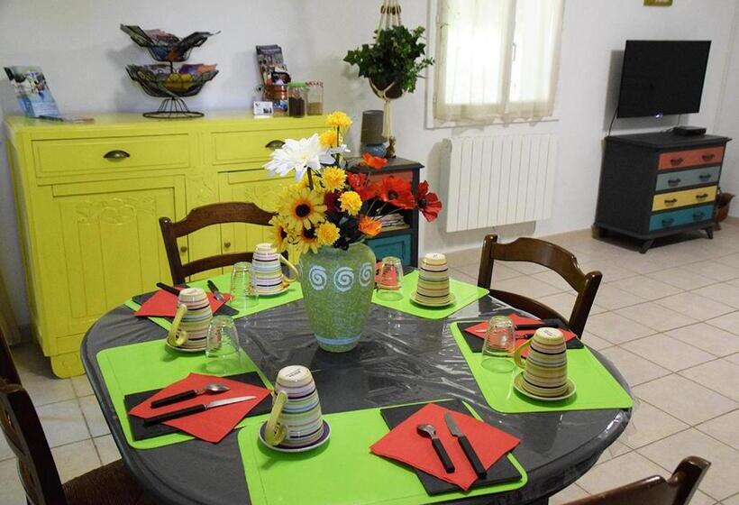 تختخواب و صبحانه La Maison Des Invites