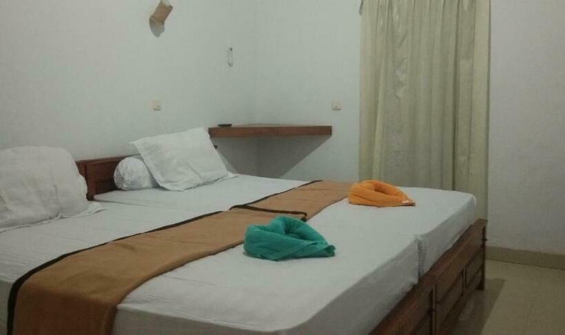 ペンション Gery Watukarung Surfcamp