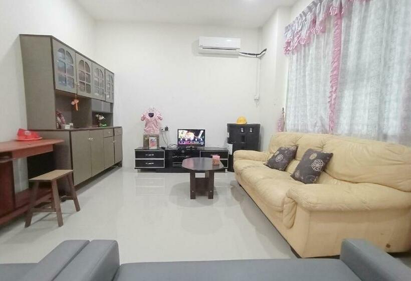 בית מלון כפרי Oyo 90187 Hello Kitty Homestay  Gated Sibu