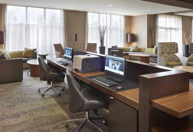 هتل Courtyard By Marriott Kingston Highway 401
