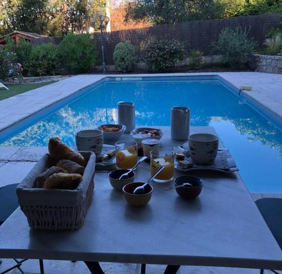 تختخواب و صبحانه Mas Lou Piastoun
