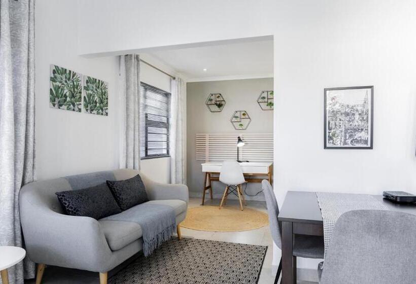 تختخواب و صبحانه Three Small Trees