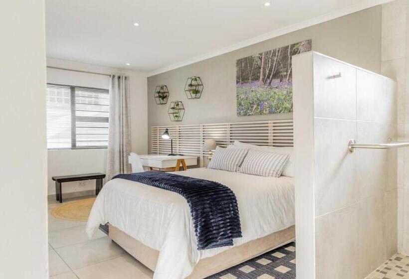 تختخواب و صبحانه Three Small Trees