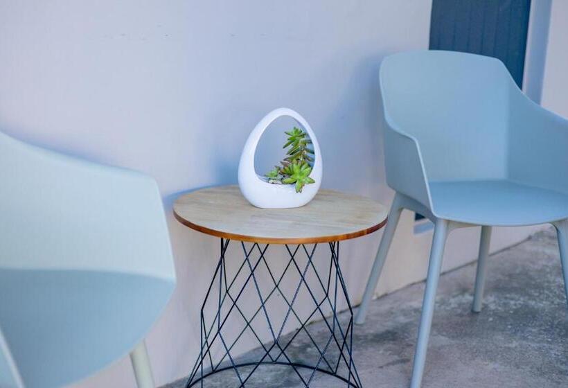 تختخواب و صبحانه Three Small Trees