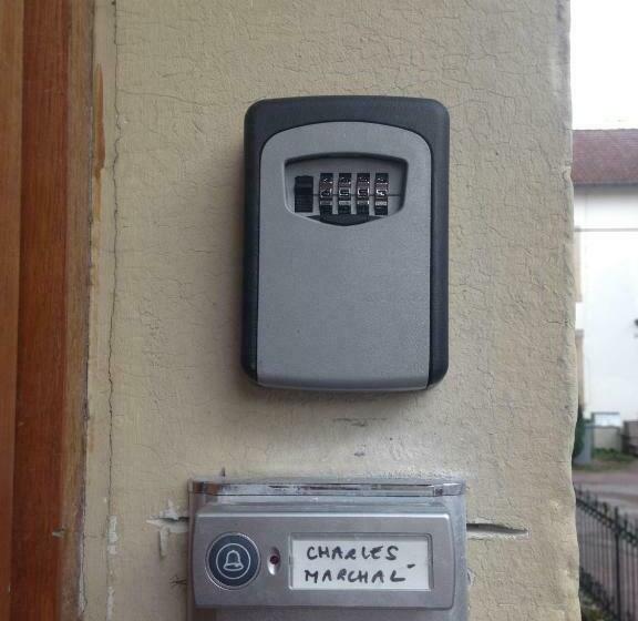 تختخواب و صبحانه Charles