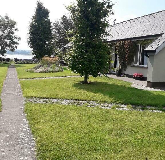 مبيت وإفطار Lakeside Loughrea