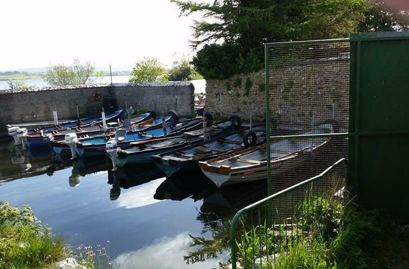 مبيت وإفطار Lakeside Loughrea
