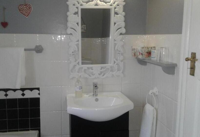 Отель Eastbury Cottage