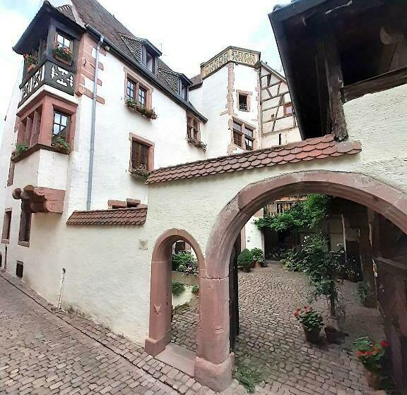 تختخواب و صبحانه Adrihof à Riquewihr, Cour De L Abbaye D Autrey