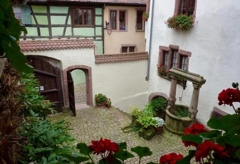 تختخواب و صبحانه Adrihof à Riquewihr, Cour De L Abbaye D Autrey