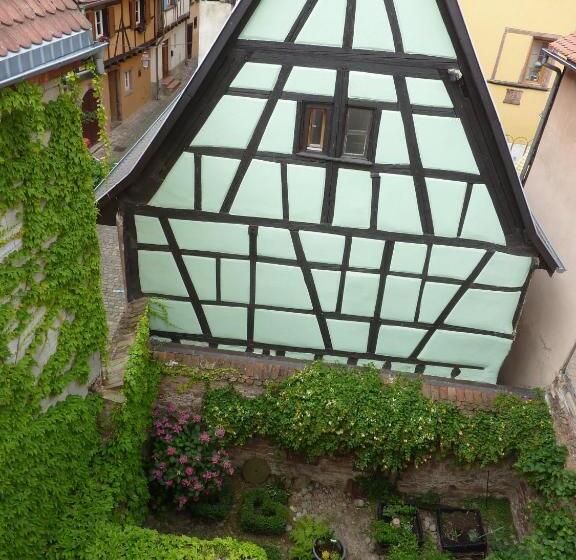 تختخواب و صبحانه Adrihof à Riquewihr, Cour De L Abbaye D Autrey