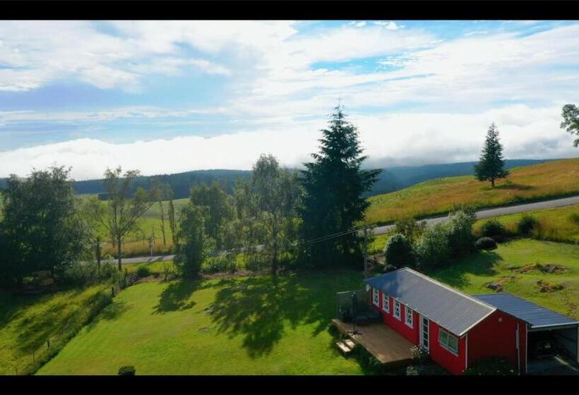 تختخواب و صبحانه Little Red School House