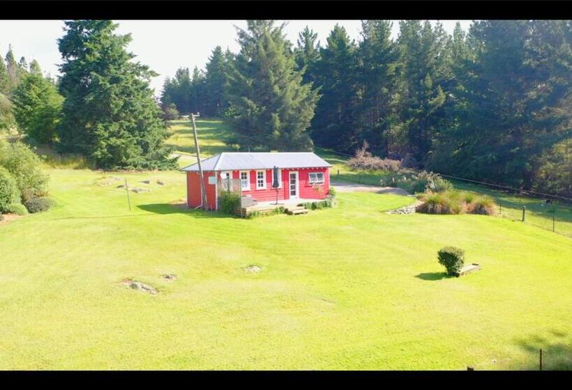 تختخواب و صبحانه Little Red School House