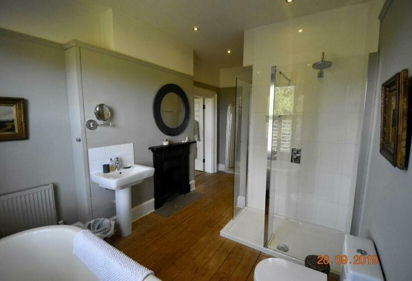 تختخواب و صبحانه White Hall Farm