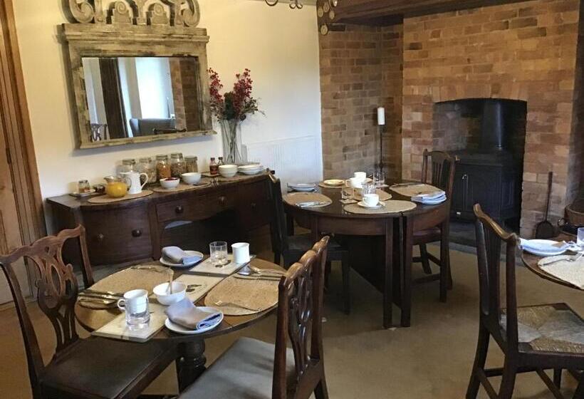 تختخواب و صبحانه White Hall Farm