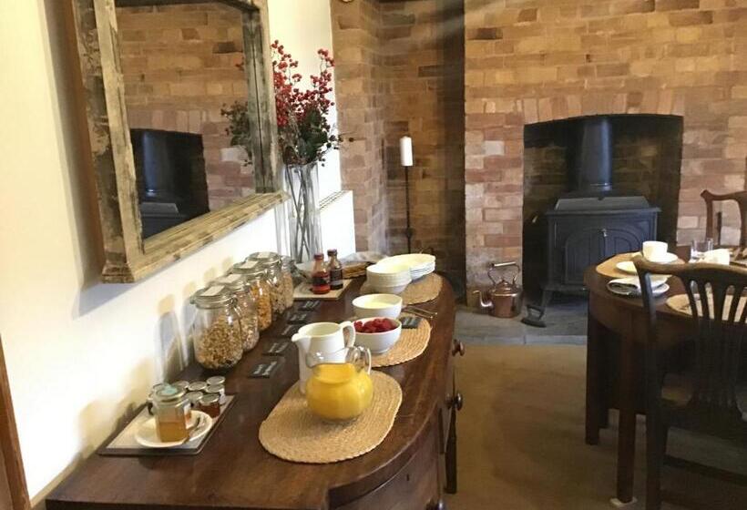 تختخواب و صبحانه White Hall Farm