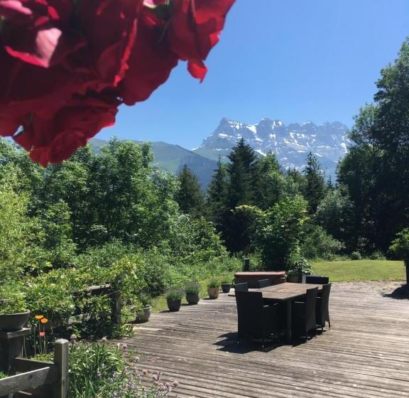 تختخواب و صبحانه Chalet Ingas