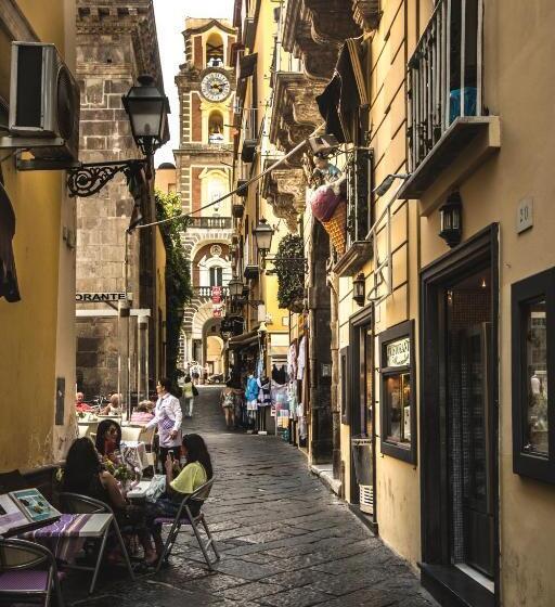 تختخواب و صبحانه Holiday Sorrento Center