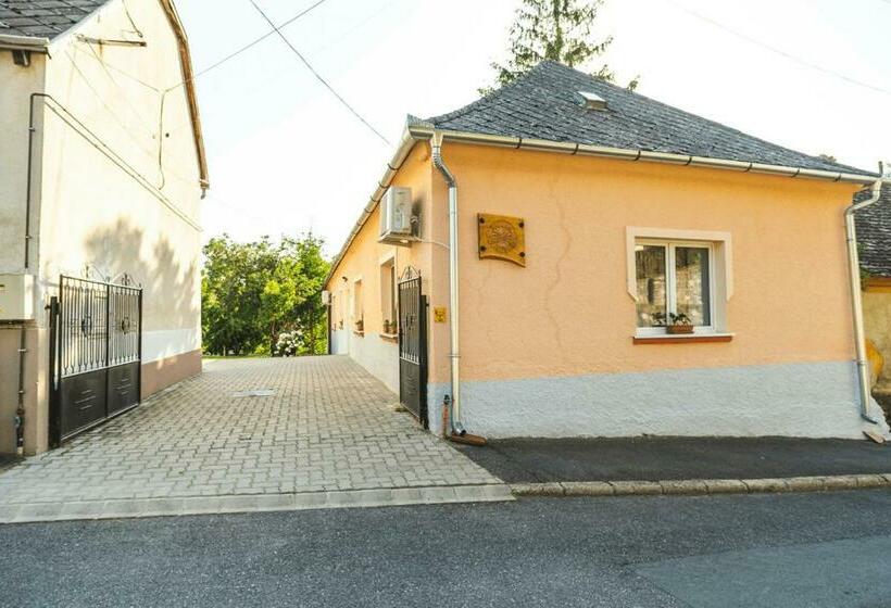 פנסיון Tolnay Kúria és Vendégház