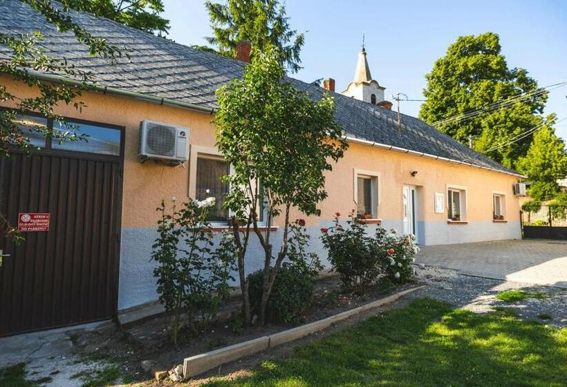 פנסיון Tolnay Kúria és Vendégház