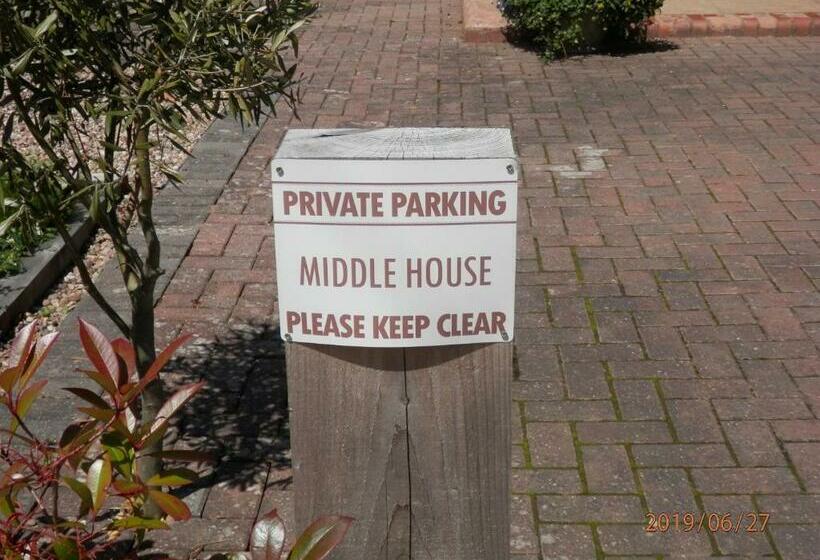 مبيت وإفطار Middle House