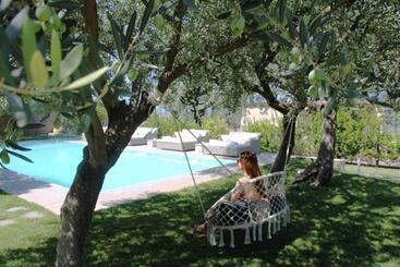 تختخواب و صبحانه Villa C Luxury Estate