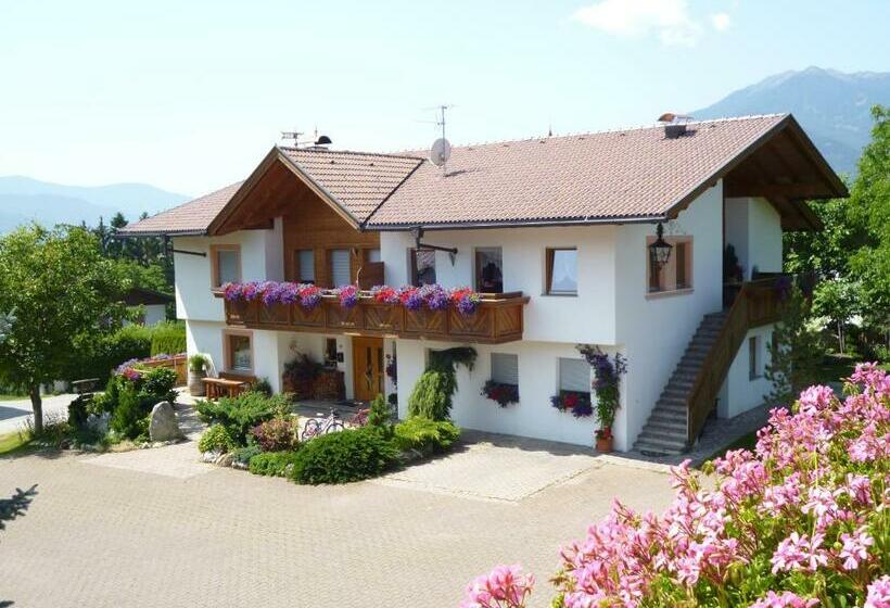 Отель Appartements Schusterhof