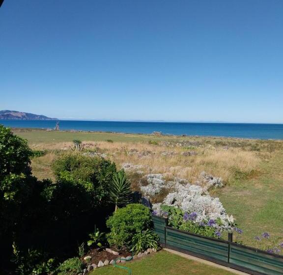 Rarangi Seaview On The Beach B&b